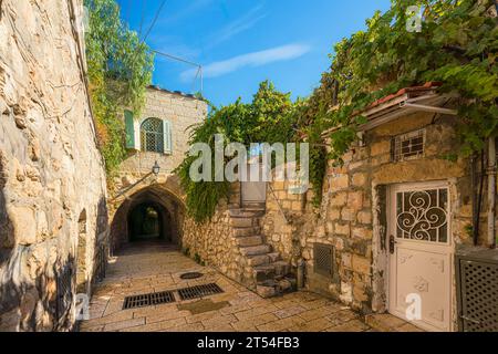 Malerische Straße im Armenischen Viertel der Ölstadt Jerusalem mit Pflanzen und einem Bogen Stockfoto