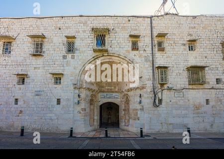 Jerusalem, Israel. September 2023. Außenansicht des Armenischen Klosters. Text Tradition armenisches Kloster St. Jakobus Stockfoto