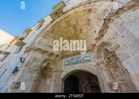 Jerusalem, Israel. September 2023. Außenansicht des Armenischen Klosters. Text Tradition armenisches Kloster St. Jakobus Stockfoto