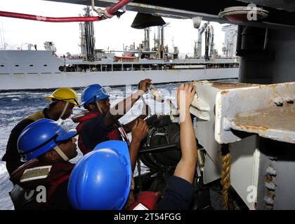 CVN 73, Deck Department, GW, Navy, RAS, AUFFÜLLUNG AUF SEE, Sailor, U.S. Navy, USS George Washington Stockfoto