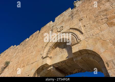 Flacher Blick auf das Dung-Tor in der Altstadt von Jerusalem Stockfoto