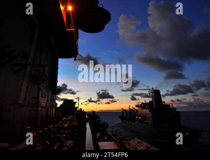 CVN 73, GW, Pazifik, WIEDERAUFFÜLLUNG AUF SEE, US Navy, UNREP, USNS John Ericsson, USS George Washington Stockfoto