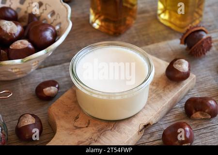 Rosskastaniensalbe im Herbst im Glasgefäß Stockfoto