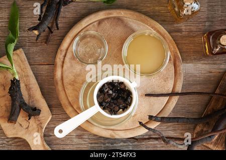 Zubereitung von hausgemachter Beinwell-Wurzelsalbe - Sieb durch ein Sieb Stockfoto