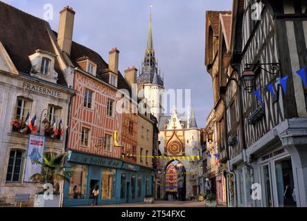 Auxerre: La Tour de l’Horloge (Uhrturm) und Fachwerkhäuser am Place de l’Hotel de Ville kurz nach Sonnenaufgang in Auxerre, Burgund, Frankreich Stockfoto