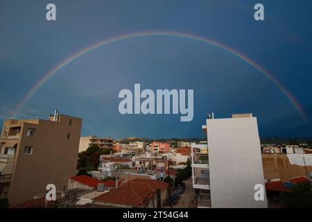 Herrlicher Regenbogen über dem Himmel von Volos, Griechenland Stockfoto