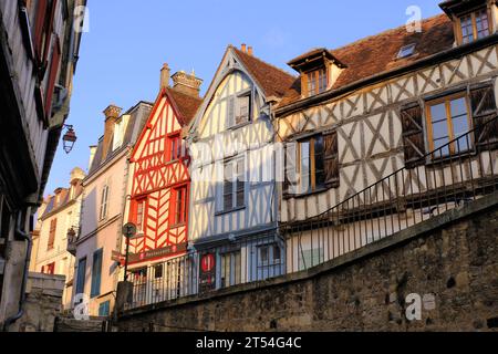 Auxerre: Farbenfrohe Fachwerkhäuser in der Rue du Dr Labosse und der Rue de l’Yonne kurz nach Sonnenaufgang in Auxerre, Burgund, Frankreich Stockfoto