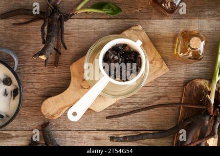 Hausgemachte Beinwell-Wurzelsalbe durch ein Sieb, Draufsicht Stockfoto