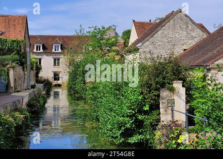 Chablis: Ehemalige Mühle (heute Hotel) und andere Gebäude mit Reflexionen im Fluss Serein in Chablis, Burgund, Frankreich Stockfoto