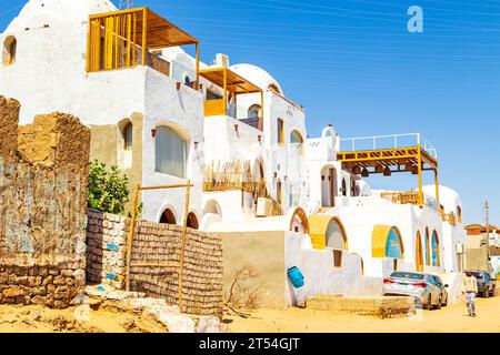 Farbenfrohe helle Häuser des berühmten nubischen Dorfes. Assuan, Ägypten – 17. Oktober 2023 Stockfoto