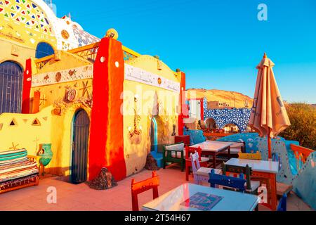 Sonnenaufgang im berühmten nubischen Dorf. Assuan, Ägypten – 18. Oktober 2023 Stockfoto