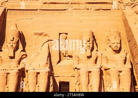 Abu Simbel, der große Tempel von Ramesses II., in den Felsen gehauen. Nubien, Ägypten - 19. Oktober 2023. Stockfoto