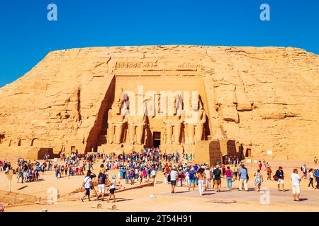 Abu Simbel, der große Tempel von Ramesses II., in den Felsen gehauen. Nubien, Ägypten - 19. Oktober 2023. Stockfoto