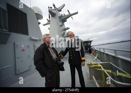 Dänisches Arctic Patrouillenschiff HDMS Ejnar Mikkelsen (P-571), Dänemark Rear ADM. Henrik Kudsk, Marineminister, U.S. Navy Stockfoto