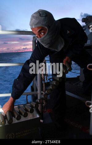 Einsatz 2011, Übung bei lebendem Feuer, MK-38 25-mm-Waffensystem, Sailor, U.S. Navy, USS Boxer (Linkslenkung 4) Stockfoto