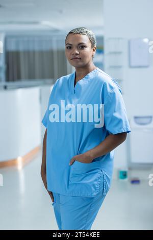 Porträt einer glücklichen, birassischen Ärztin mit Peelings im Krankenhaus Stockfoto