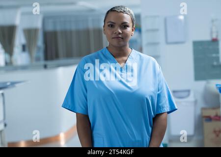 Porträt einer glücklichen, birassischen Ärztin mit Peelings im Krankenhaus Stockfoto