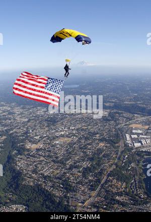 Display, Springfrösche, Navy SEAL, Fallschirm, Fallschirmspringer, Seattle, Seattle Seahawks Training Camp, Special Warfare Combatant-Craft Crewman, SWCC, U.S. Navy Fallschirm Team, Washington Stockfoto