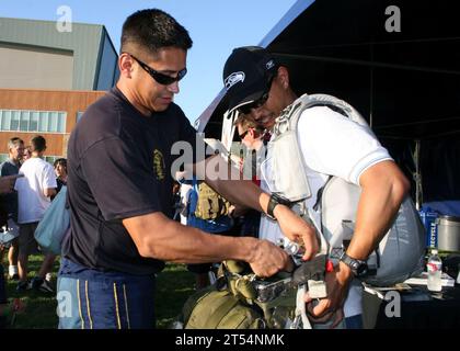 Display, Springfrösche, Navy SEAL, Fallschirm, Fallschirmspringer, Seattle, Seattle Seahawks Training Camp, Special Warfare Combatant-Craft Crewman, SWCC, U.S. Navy Fallschirm Team, Washington Stockfoto