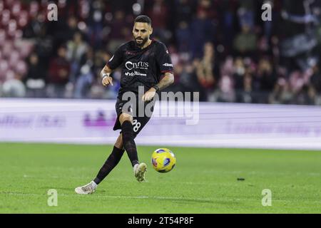 Salerno, Italien. 31. Oktober 2023. Salernitanas tunesischer Verteidiger Dylan Bronn kontrolliert den Ball während des italienischen Fußballpokalspiels zwischen Unione Sportiva Salernitana und Unione Calcio Sampdoria am 31. Oktober 2023 im Arechi-Stadion in Salerno. Quelle: Unabhängige Fotoagentur/Alamy Live News Stockfoto