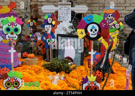 Mexiko-Stadt, Mexiko. November 2023. Die Gräber von Kindern und Erwachsenen sind mit Arrangements und Geschenken am Tag der Toten im Pantheon von San Antonio Tecomitl im Büro des Bürgermeisters von Milpa Alta in Mexiko-Stadt dekoriert. Am 2. November 2023 in Mexiko-Stadt, Mexiko (Credit Image: © Luis Barron/eyepix via ZUMA Press Wire) NUR REDAKTIONELLE VERWENDUNG! Nicht für kommerzielle ZWECKE! Stockfoto