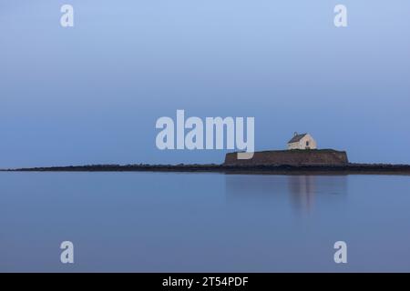 Eglwys Cwyfan, Wales, auch bekannt als „Church in the Sea“, ist eine mittelalterliche Kirche auf der Gezeiteninsel Cribinau, direkt vor der westlichen Küste Stockfoto