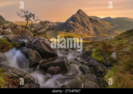 Der Afon Lloer ist ein Fluss in Snowdonia, Nordwales, der in Richtung Tryfan fließt. Stockfoto