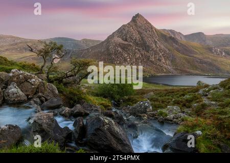 Der Afon Lloer ist ein Fluss in Snowdonia, Nordwales, der in Richtung Tryfan fließt. Stockfoto