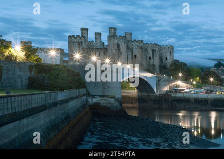 Conwy ist eine historische Stadt in Nordwales mit einer mittelalterlichen Burg und dem kleinsten Haus Großbritanniens. Stockfoto