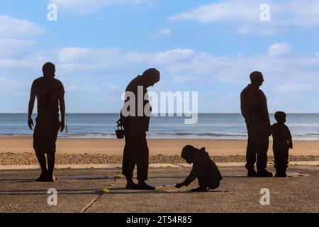 Die Colwyn-Skulpturen sind eine Serie von Silhouettenskulpturen aus Stahl an der Promenade in Colwyn Bay, Wales. Stockfoto