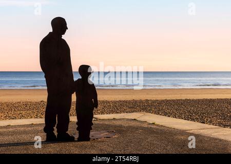 Die Colwyn-Skulpturen sind eine Serie von Silhouettenskulpturen aus Stahl an der Promenade in Colwyn Bay, Wales. Stockfoto