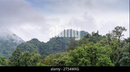 Malerische Berglandschaft mit tropischem Wald unter niedrigen Wolken im wunderschönen ländlichen Tal, Chiang Dao, Chiang Mai, Thailand Stockfoto