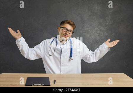 Porträt eines verwirrten jungen Arztes oder einer Krankenschwester, der verwirrt mit den Schultern zuckt Stockfoto