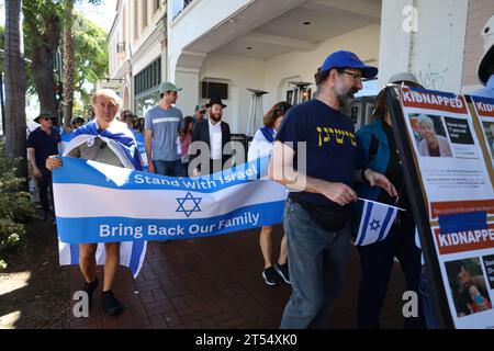 Santa Barbara, Kalifornien, USA. Oktober 2023. Am 22. Oktober 2023 führten jüdische Studenten der University of California-Santa Barbara (UCSB) in der Innenstadt von Santa Barbara einen von Hunderten besuchten gemeindemarsch an, um ihre Unterstützung für Israel zu zeigen. (Kreditbild: © Amy Katz/ZUMA Press Wire) NUR REDAKTIONELLE VERWENDUNG! Nicht für kommerzielle ZWECKE! Stockfoto