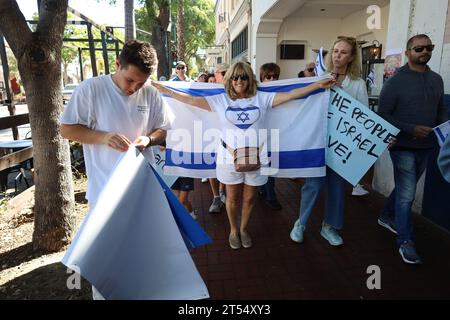 Santa Barbara, Kalifornien, USA. Oktober 2023. Am 22. Oktober 2023 führten jüdische Studenten der University of California-Santa Barbara (UCSB) in der Innenstadt von Santa Barbara einen von Hunderten besuchten gemeindemarsch an, um ihre Unterstützung für Israel zu zeigen. (Kreditbild: © Amy Katz/ZUMA Press Wire) NUR REDAKTIONELLE VERWENDUNG! Nicht für kommerzielle ZWECKE! Stockfoto