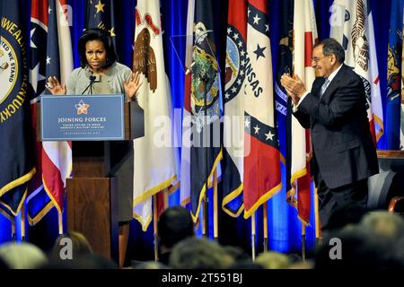 First Lady Michelle Obama und Dr. Jill Biden begleiten Verteidigungsminister Leon E. Panetta als Mitveranstalter des Ro, der Ehefrau von Vizepräsident Joe Biden Stockfoto