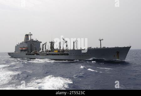 Flottenauffüllöler, Golf von Aden, militärisches Sealift Command, msc, Marine, RAS, WIEDERAUFFÜLLUNG AUF SEE, Schiffe, U.S. Navy, USNS Tippecanoe (T-AO 199) Stockfoto