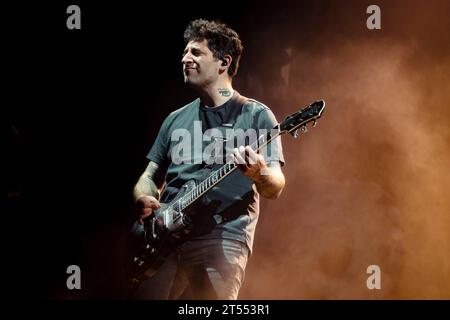 Joe Trohman Fall Out Boy tritt in der O2 Arena, London auf, 2. November 2023 nur für redaktionelle Zwecke. - BANG MEDIA INTERNATIONAL - BERÜHMTE BILDER 28 HOLMES ROAD LONDON NW5 3AB VEREINIGTES KÖNIGREICH Tel. 44 0 02 7485 1005 E-Mail: paulsmithbangshowbiz.com oder tombangshowbiz.com Copyright: XTomxRosex adnzi275 Credit: Imago/Alamy Live News Stockfoto