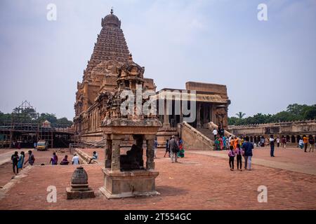 Thanjavur, Tamil Nadu, Indien - 19. Oktober 2023: Menschen gehen entlang des Komplexes des Thanjavur Big Temple (auch Thanjai Periya Kovil in tami genannt) Stockfoto