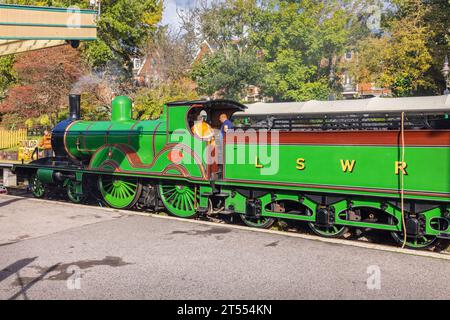 Grüne Dampflokomotive am Bahnhof. Swanage, Dorset, England Stockfoto