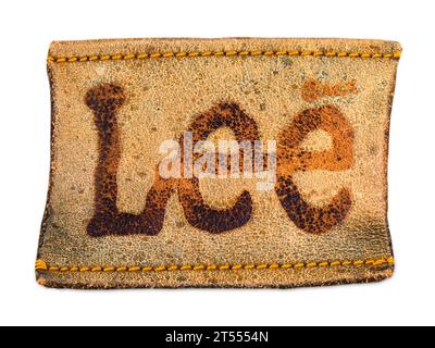 KAMTSCHATKA, RUSSLAND - 13. OKTOBER 2016 - Nahaufnahme des Lederlabels der Marke Lee Denim Jeans isoliert auf weiß. Es ist ein amerikanischer Hersteller, gegründet in Stockfoto