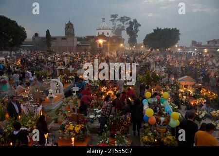 Mexiko-Stadt, Mexiko. November 2023. Allgemeiner Blick auf den San Andres Mixquic Friedhof südöstlich von Mexiko-Stadt während der Feierlichkeiten zum Tag der Toten, eine der tief verwurzelten Traditionen Mexikos am 2. November 2023 in Mexiko-Stadt, Mexiko. (Kreditbild: © Carlos Tischler/OKULARBOGEN via ZUMA Press Wire) NUR REDAKTIONELLE VERWENDUNG! Nicht für kommerzielle ZWECKE! Stockfoto