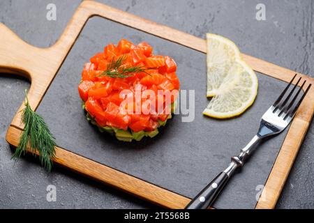 Köstlicher Lachs- und Avocado-Tartar an Bord Stockfoto