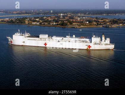 Viermonatiger humanitärer Einsatz, Lateinamerika und Karibik, zivile Sealift Command-Seeleute, Krankenhaus-Schiff USNS Comfort (T-AH 20), Marinestützpunkt Norfolk, Norfolk, Virginia Stockfoto