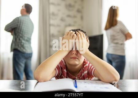 Ein Streit zwischen Eltern in Gegenwart eines verärgerten Kindes Stockfoto