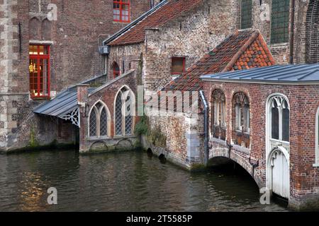 Altstadtecke über den Katelijnestraat-Kanal in Brügge Stockfoto