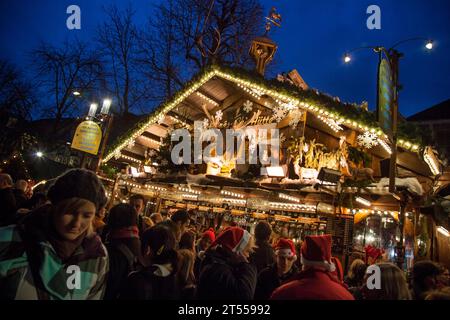 Überfüllte Weihnachtsmarktstände am Schillerplatz, Stuttgart Stockfoto