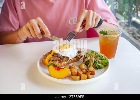 Das offene Sandwich mit Ei und Roastbeef wird in einem Café-Restaurant serviert. Stockfoto