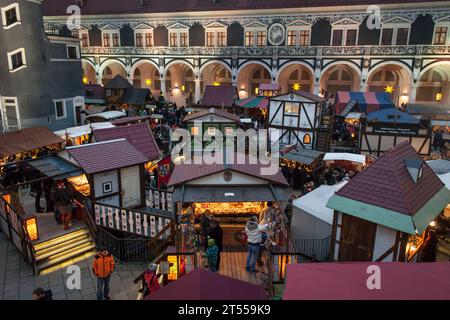 Panoramablick auf den beleuchteten Mittelalter Weihnachtsmarkt vor dem Residenzschloss Dresden Stockfoto