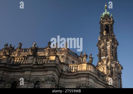 Flachwinkelblick auf den Glockenturm und die Dachstatuen der Dresdner Hofkirche Stockfoto